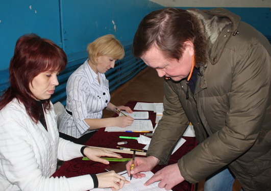 17:22 Депутат Госсовета Чувашской Республики П.С. Краснов принял участие в голосовании в Комсомольском районе